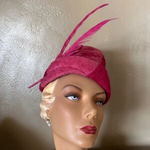 FABULOUS 50s' FUCHSIA TWO-TONE FURRY FELT HAT WITH MATCHING LONG FEATHERS